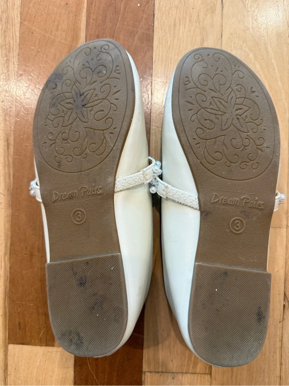 Diamond Paris Girls White Pearl Strap Mary Jane Flats, size 3